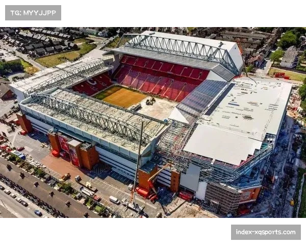 安菲尔德球场歌声震天，克洛普看台巨幅TIFO致敬传奇